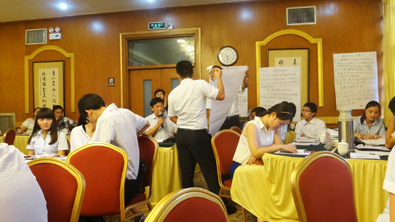 飛龍醫(yī)療董事長張新民現(xiàn)場點(diǎn)評員工作業(yè) 飛龍醫(yī)療董事長張新民現(xiàn)場點(diǎn)評員工作業(yè)