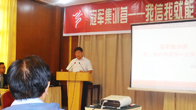 活動(dòng)開始前飛龍醫(yī)療董事長張新民致辭 活動(dòng)開始前飛龍醫(yī)療董事長張新民致辭